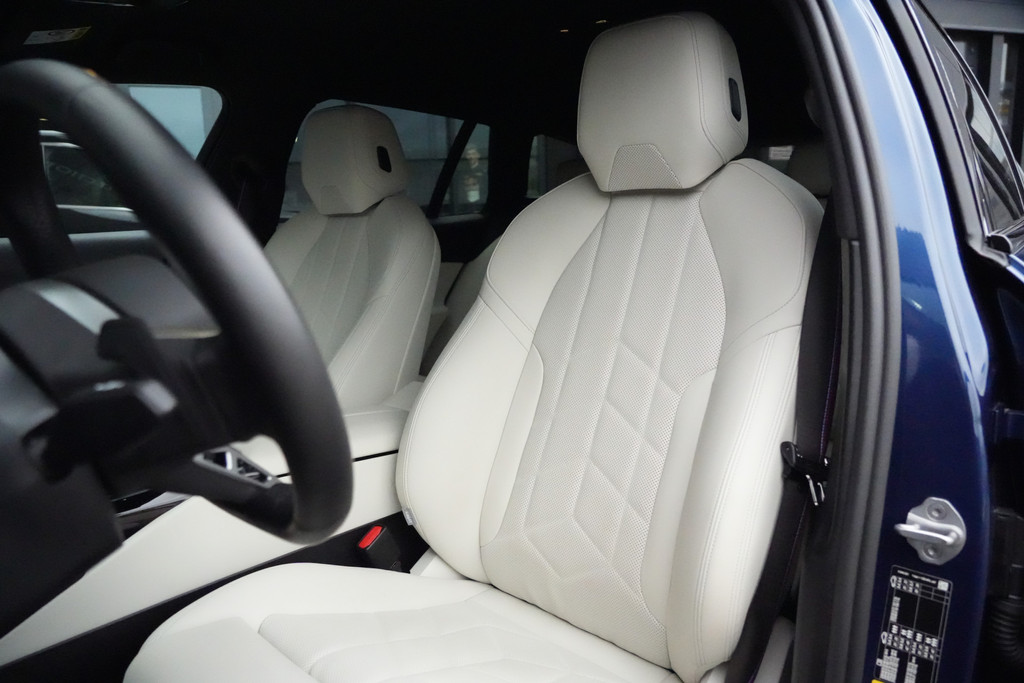 53935188-3.jpg