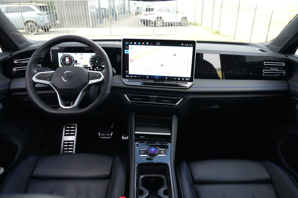 53962703-2.jpg