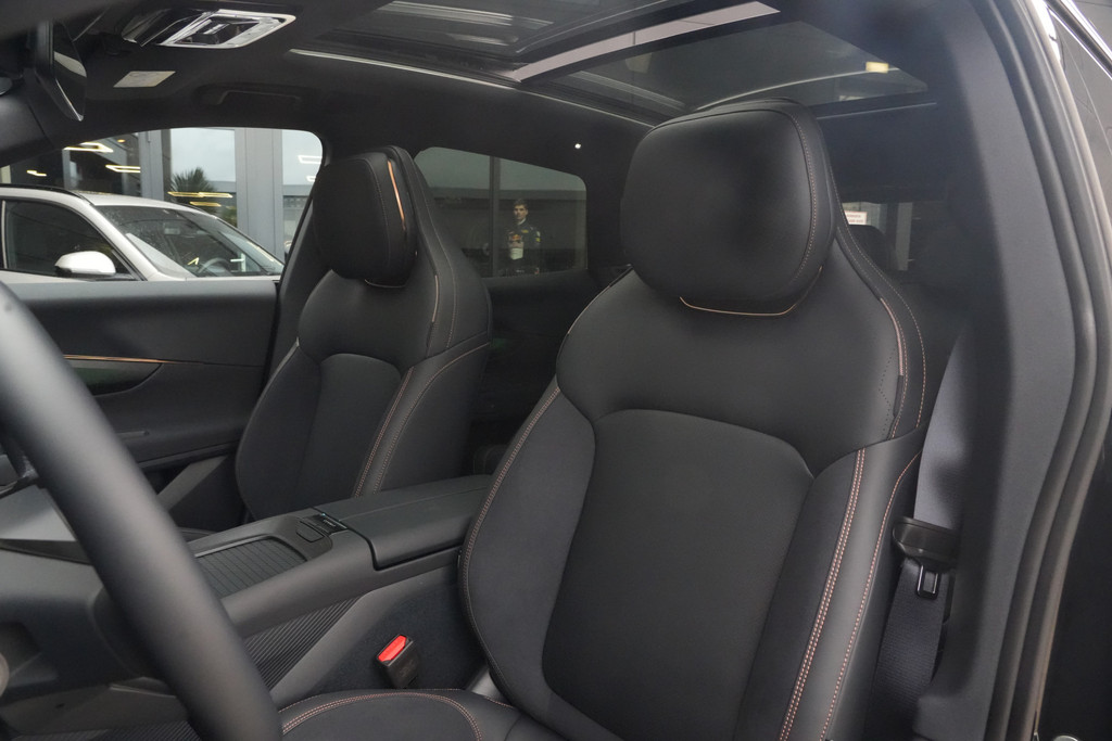 56469158-3.jpg