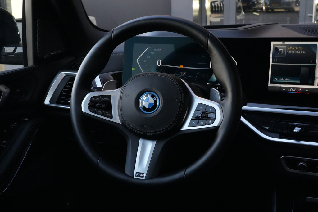 56778711-3.jpg
